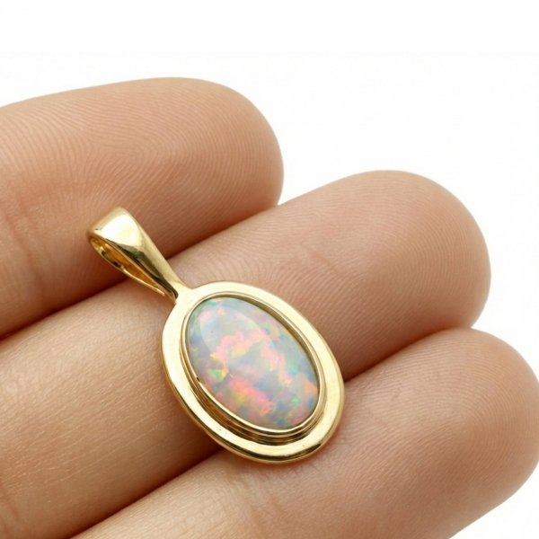 Wisior w owalnej oprawie z opalem złoto 585 