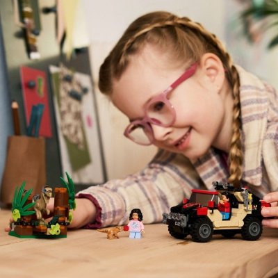 LEGO Klocki Jurassic World 76972 Ucieczka terenówką przed raptorem