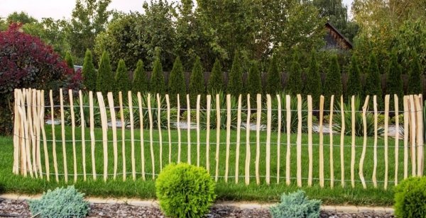 Staketenzaun Holzzaun Haselnussholz imprägniert - 0.5m x 5m, Lattenabstand 3-4cm