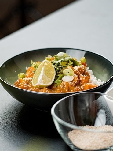 Pomarańczowe curry z dynią i łososiem
