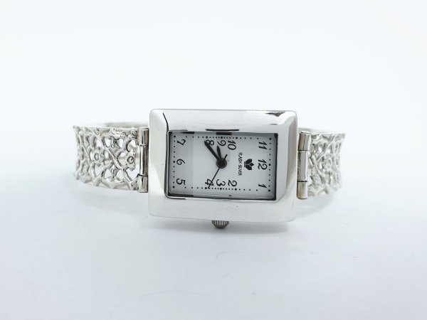 Zegarek ze srebra na ażurowej bransolecie 
