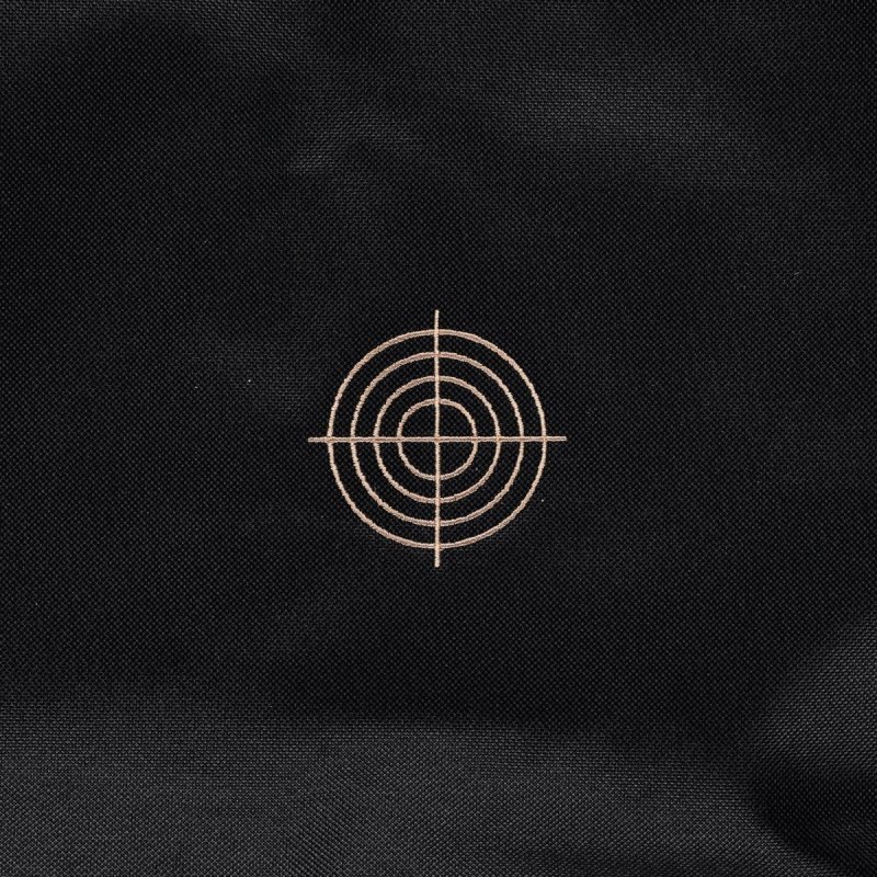 Pokrowiec na fotel samochodowy przód czarny 01, haft tarcza beżowa