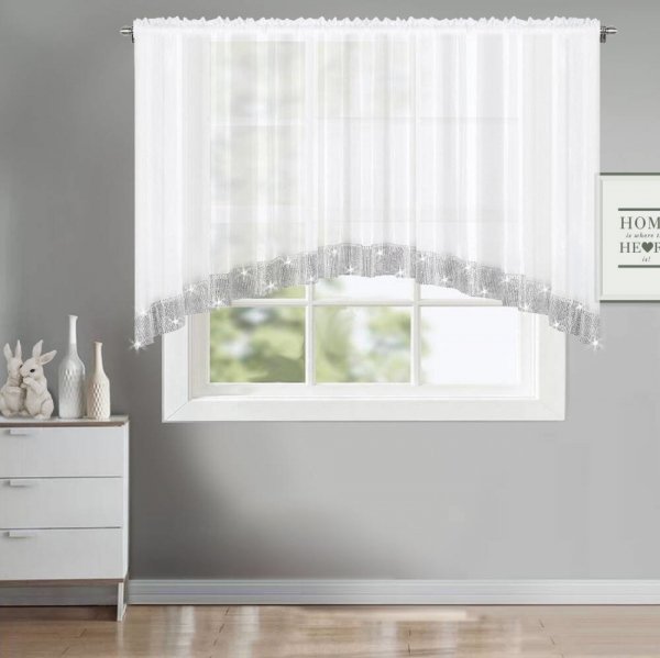 Biała firana Olivia uszyta w łuk w aranżacji okna – elegancka dekoracja do kuchni lub jadalni.