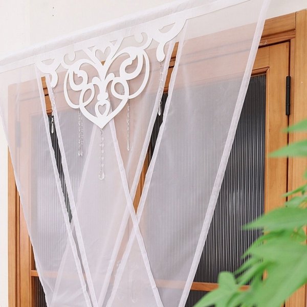 Prezentacja ażurowego motywu panelu Angelina na tle okna – estetyczne detale i zawieszki z koralików.