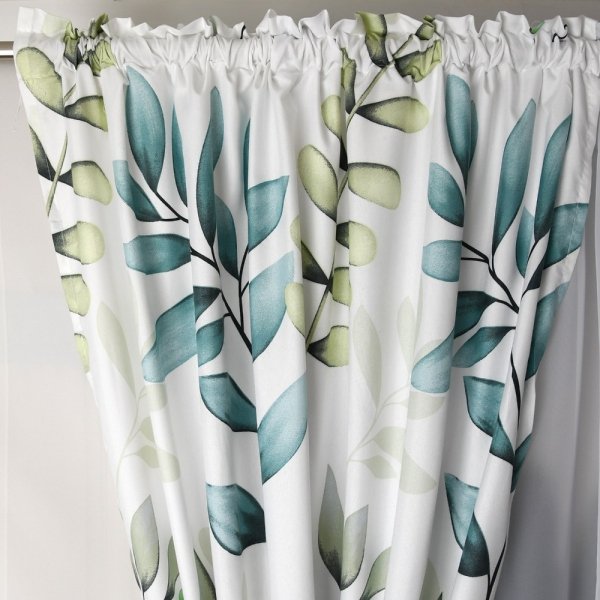 Zbliżenie na górną część kompletu Jennifer – detale wzoru zielonych liści na materiale i estetyczne marszczenie woalu.