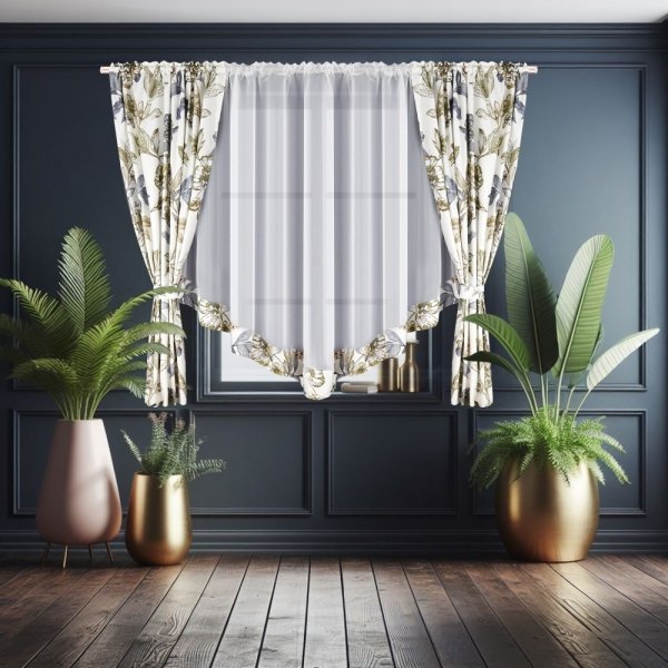 Aranżacja okienna Leticja w ciemniejszym salonie – eleganckie połączenie motywu roślinnego z bielą woalu.