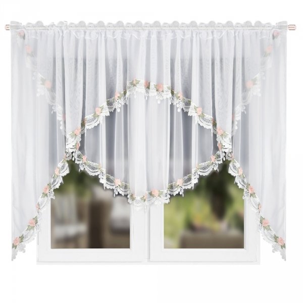 Widok na białą firanę gotową Bianca w salonie – lekki woal pięknie rozpraszający światło.