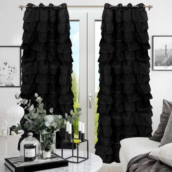 Czarna długa firana woalowa Aurora z siedemnastoma rzędami falban w nowoczesnym salonie.