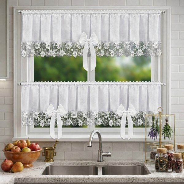 Aranżacja okna kuchennego nad blatem z kompletem Megan – widok na firanę z kokardami oraz dopasowane zazdrostki.