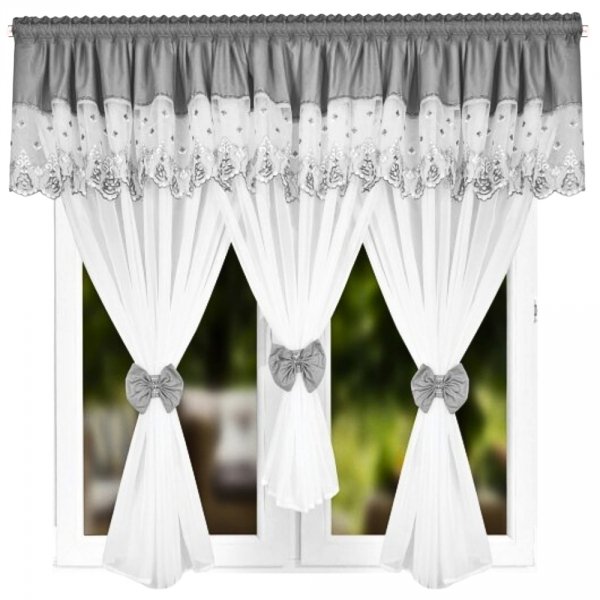 Gotowa firana z lambrekinem, ozdobnym haftem widok na białym tle