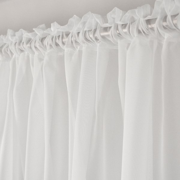 zbliżenie śnieżnobiałego woalu firanyMegan