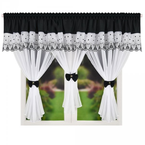 Czarna firana Verona  – widok na gotowy komplet z haftem markizetowym.