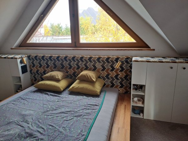 sypialnia-tapicerowane-szafki-przestrzen-oswietlenie