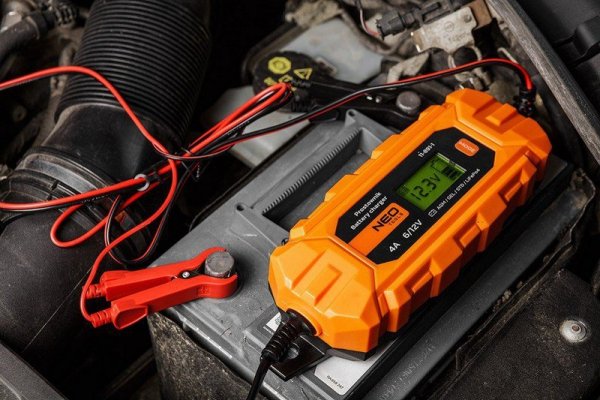 PROSTOWNIK AUTOMATYCZNY 4A/70W,3-120AH DO AGM/GEL (1 SZT)