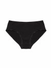 Czarne majtki typu bikini, widok od przodu, ułożone płasko. Prosty design oraz elastyczny materiał z dodatkiem elastanu zapewniają komfort i dopasowanie. Doskonałe na co dzień.