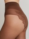 Miękkie i eleganckie rajstopy Conte Bikini 20 den z imitacją ażurowej bielizny. Idealne dla wrażliwej skóry, z bawełnianym klinem i lekko połyskującym wykończeniem. Komfort i styl w jednym.