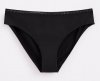Czarne majtki typu bikini, widoczne od przodu. Wykonane z gładkiego materiału, mają delikatną lamówkę na górze, co dodaje subtelnego detalu i podkreśla klasyczny wygląd.