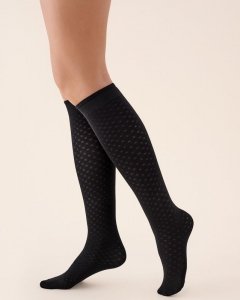 Kryjące podkolanówki Kara – modny wzór i miękkość 3D