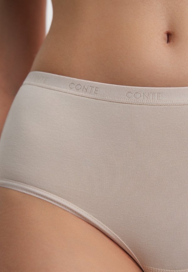 Damskie figi bawełniane CONTE z serii COMFORT zostały stworzone z myślą o codziennym komforcie. Naturalny kolor, klasyczny fason i elastyczny materiał sprawiają, że to idealna bielizna dla wymagających kobiet.