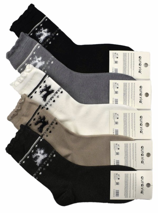 Skarpety damskie Auravia z wełną alpaki są wyjątkowo miękkie i ciepłe. Subtelne wzory reniferów i śnieżynek podkreślają zimową estetykę, a elastyczna konstrukcja zapewnia idealne dopasowanie.