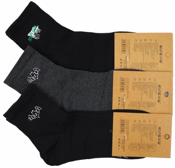 Te skarpetki to klasyczny wybór dla tych, którzy cenią sobie komfort i styl. W zestawie znajdują się trzy pary: dwie czarne i jedna w kolorze szarym. Wykonane w rozmiarze 39-42, Model FPX9589.