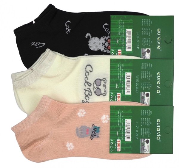 Stopki z wykonane z wiskozy w zestawie trzech par. Motyw urocze koty w rozmiarze 35-38. Bardzo dobra jakość wykonania firmy Aura.via. Model NND8502