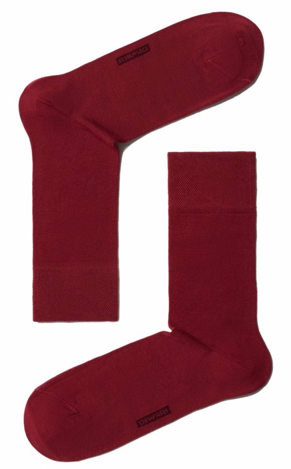 DIWARI Classic – bordowe skarpety dla stylowego mężczyzny. Komfortowe i trwałe, z delikatnym ściągaczem i gładkim wykończeniem.