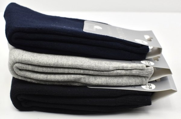 Grube skarpety bawełniane o klasycznym wyglądzie to podstawa zimowej garderoby. THERMO gwarantuje ciepło, a przewiewna struktura pomaga ograniczać wilgoć w bucie.