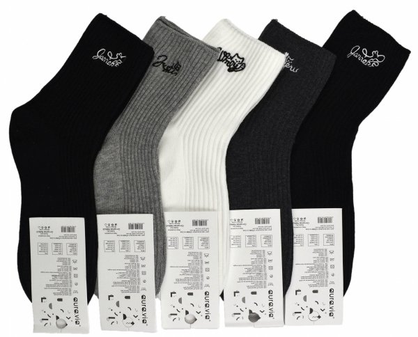 Zestaw pięciu prążkowanych skarpet damskich z uroczym kocim motywem jest idealny dla kobiet lubiących subtelny humor. Bawełniana tkanina zapewnia miękkość, a elastyczne wykończenie — wygodę przez cały dzień.