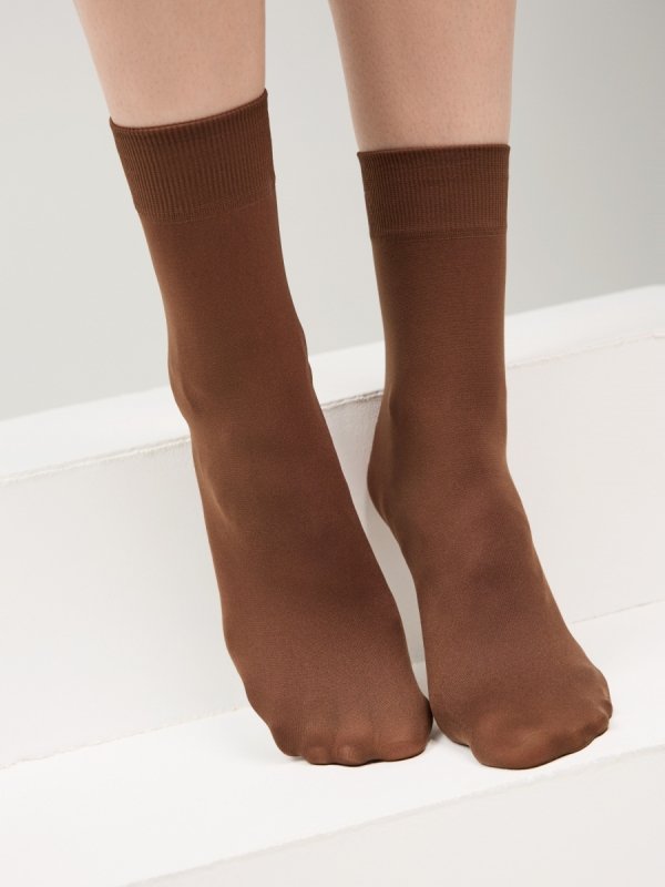 CONTE Microfibra 50 DEN to skarpetki, które nie odstają i nie rolują się w bucie. Aksamitna mikrofibra i gładkie palce dbają o estetykę, a bezuciskowa gumka zapewnia komfort na cały dzień.