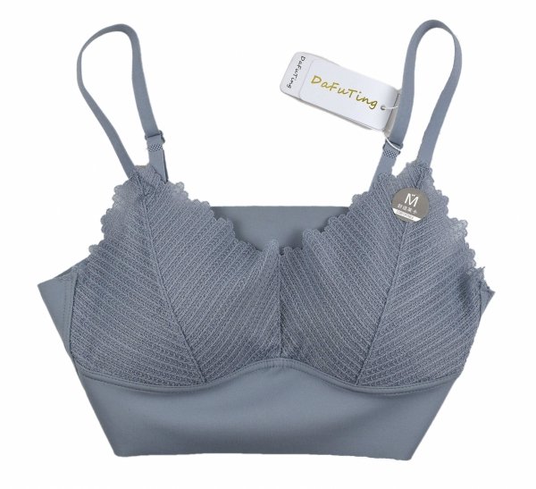 Top w stylu bralette – lekki, przewiewny, z elastycznymi ramiączkami. Świetnie wygląda solo lub pod ubraniem.