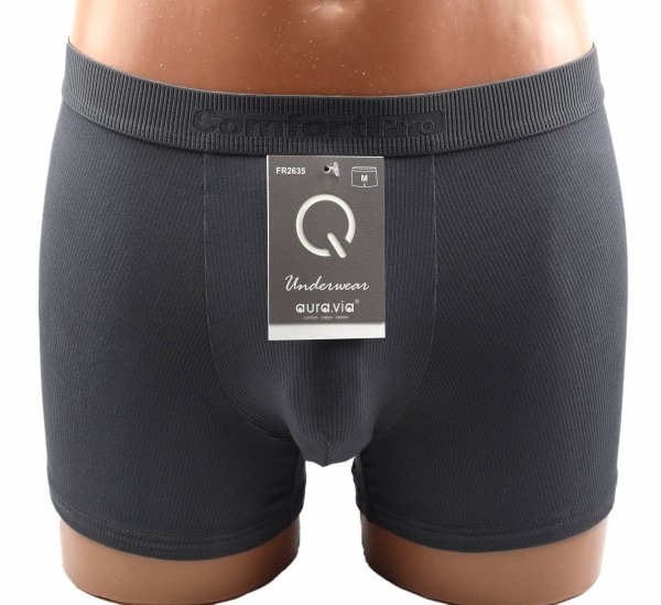 Grafitowe bokserki bambusowe o prążkowanej strukturze to połączenie elegancji i wygody. Elastyczny pas z tłoczeniem dodaje charakteru i stabilności.