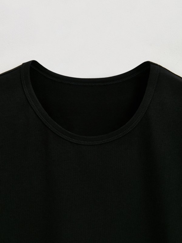 Czarny t-shirt DIWARI z okrągłym dekoltem to niezbędny element męskiej garderoby. Wygodny, elastyczny i wykonany z bawełny premium.