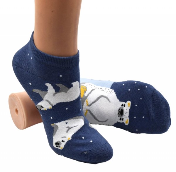 Nie do pary, ale w idealnej harmonii – skarpetki Aura.Via z niedźwiedziami polarnymi to miękka bawełna, humor i wygoda, której nie sposób się oprzeć.