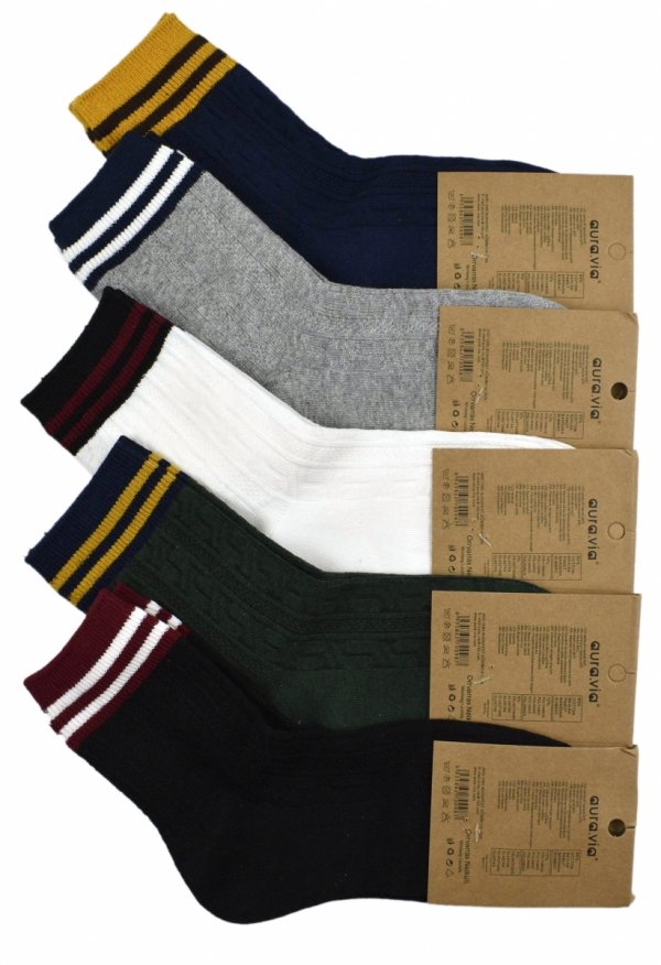 Pięć par skarpet młodzieżowych w zestawie – praktyczne i stylowe rozwiązanie. Bawełna zapewnia komfort, a kolorowe paski nadają sportowego charakteru.