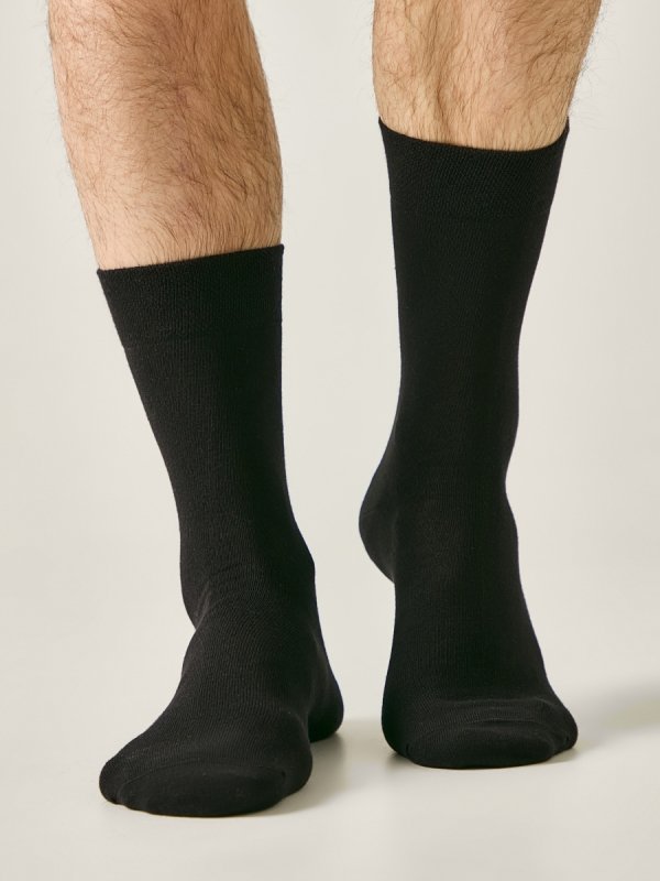 Garniturowe skarpety CONTE–czerń na każdą okazję dla eleganckiego mężczyzny 44-45