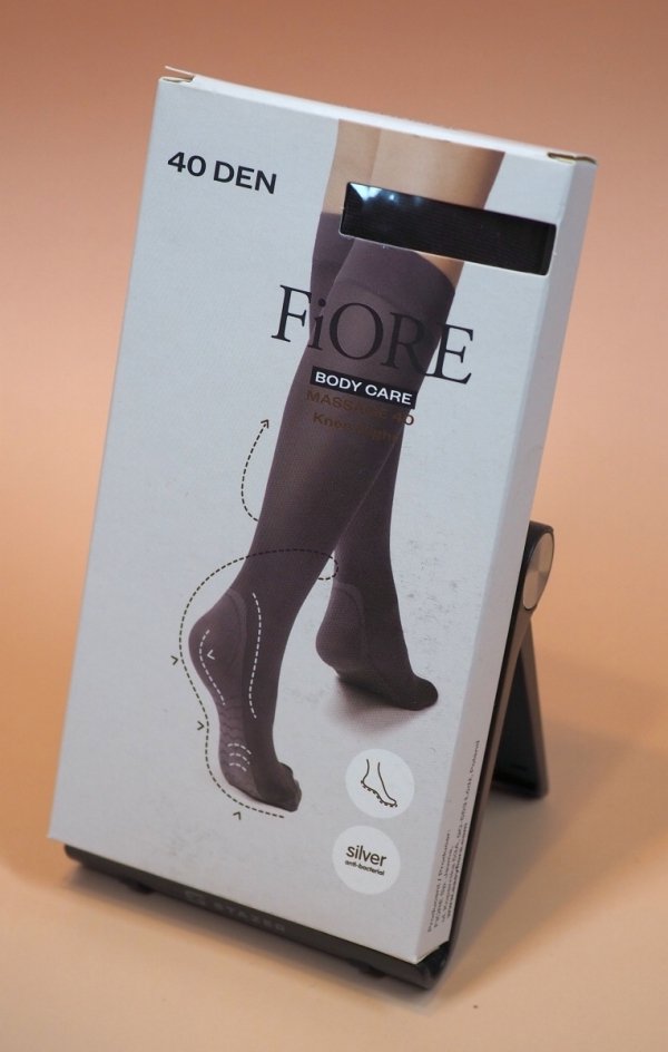 FiORE Body Care Massage 40 Den to podkolanówki z efektem masażu stóp i technologią Silver Fresh. Dzięki jonom srebra pomagają zachować świeżość, a przędze oplatane zapewniają miękkość, trwałość i dobre dopasowanie do nogi.