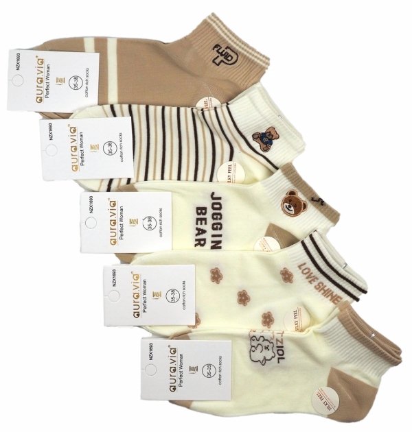 Subtelne wzory, takie jak urocze misie, kwiatki i napisy, dodają im wyjątkowego uroku, sprawiając, że są idealnym dodatkiem do codziennych stylizacji.