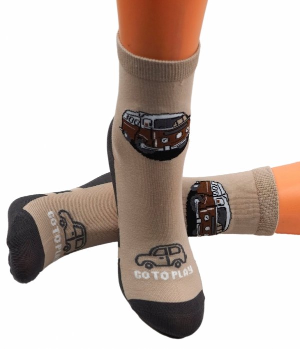 Skarpetki chłopięce z wesołymi autkami i napisem „GO TO PLAY”. Bawełniane włókna zapewniają świeżość, a zabawny wzór – dobry humor.