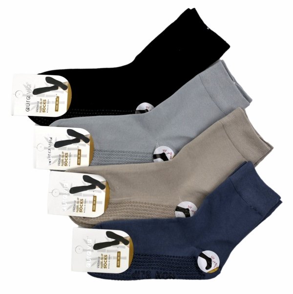 Damskie skarpety bawełniane z pełną podeszwą ABS. Antypoślizgowe wypustki stabilizują krok na panelach i płytkach, a elastyczny ściągacz i płaskie łączenie palców dbają o komfort. Idealne do domu, jogi i codziennego noszenia.