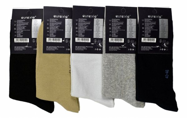 Skarpety garniturowe 43–46 z miękkiej bawełny zapewniają idealne dopasowanie i wyjątkowy komfort. Bezszwowe wykończenie eliminuje ryzyko otarć, co czyni je idealnymi do eleganckich butów.