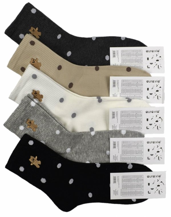 Bawełniane skarpetki damskie w grochy z haftowanym misiem. Stylowe i komfortowe, świetnie sprawdzą się w codziennym użytkowaniu. Klasyka z nutą uroku.