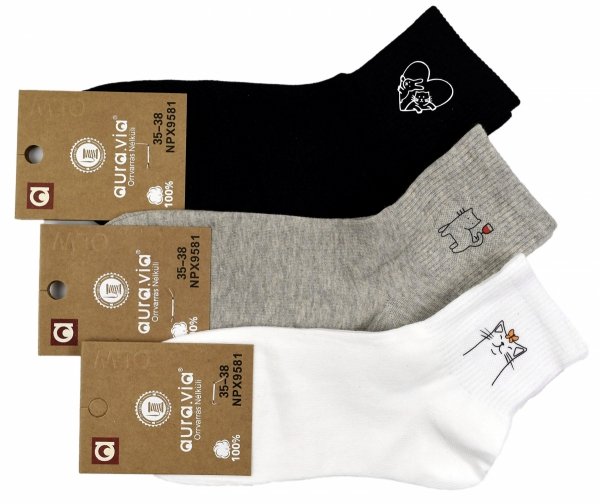 Bawełniane skarpetki z uroczymi kotkami to połączenie wygody i stylu. Wykonane z przewiewnego materiału, idealnie dopasowują się do stopy. Ich miękka struktura i delikatny ściągacz zapewniają komfort noszenia przez cały dzień.