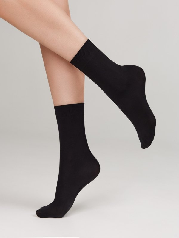 Sięgnij po Microfibra 50 DEN – skarpetki, które otulają stopę miękką mikrofibrą i nie zsuwają się dzięki elastycznej gumce. Zapewniają ciepło, równe krycie i wygodę w mokasynach, botkach oraz sneakersach.