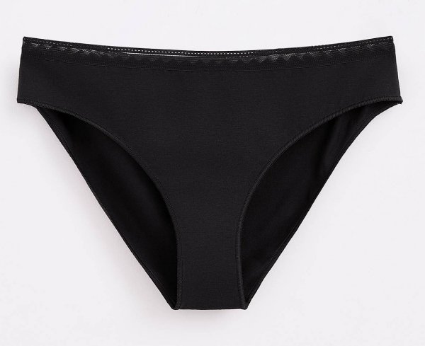 Czarne majtki typu bikini, widoczne od przodu. Wykonane z gładkiego materiału, mają delikatną lamówkę na górze, co dodaje subtelnego detalu i podkreśla klasyczny wygląd.