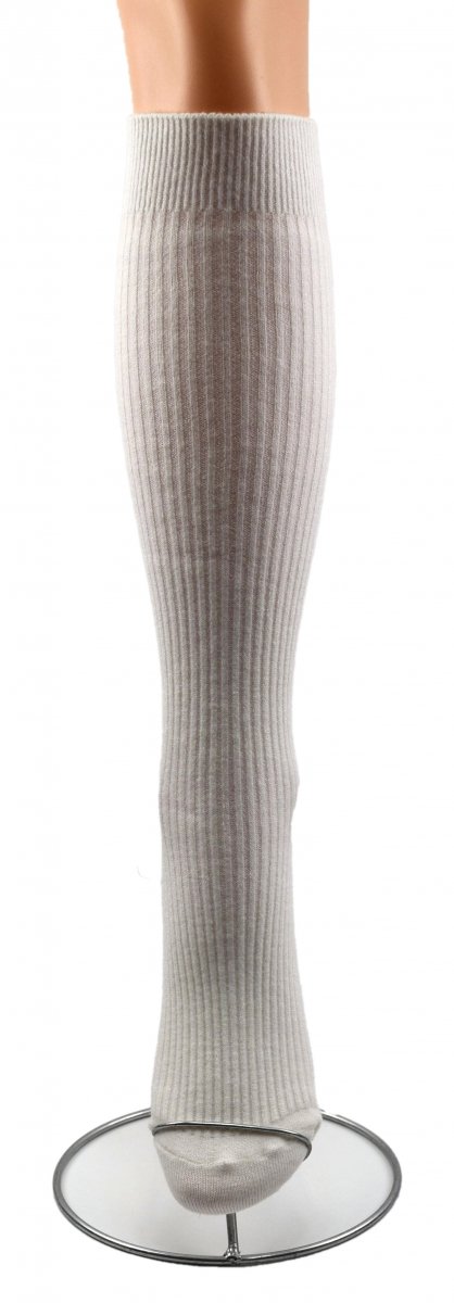 Ciepłe podkolanówki damskie Aura.via w kolorze śmietanki. Alpaka grzeje, nylon wzmacnia, spandex zapewnia sprężystość. Prążek stabilizuje, a odcień pięknie komponuje się z kozakami i botkami.