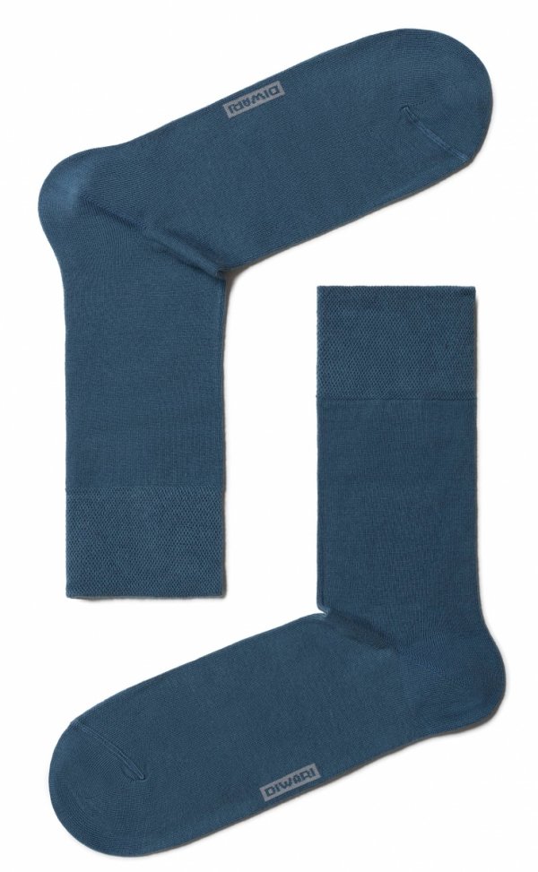 Bawełniane skarpety DIWARI Classic – kolor jeansowy i dopracowane detale. Trwałość i wygoda w eleganckim wydaniu.