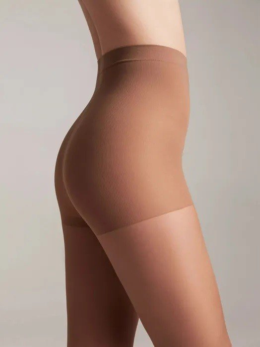 Przezroczyste rajstopy ACTIVE SOFT z inteligentną kompresją równomiernie rozkładają nacisk wzdłuż nóg, zmniejszając zmęczenie. Spodenki modelujące podkreślają sylwetkę, a witamina E dba o komfort wrażliwej skóry.