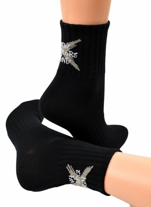 Skarpetki dziecięce Aura Via z naturalnej bawełny. Komfortowe, przewiewne i stabilne dzięki ściągaczowi na śródstopiu, z haftem „X” z tyłu.