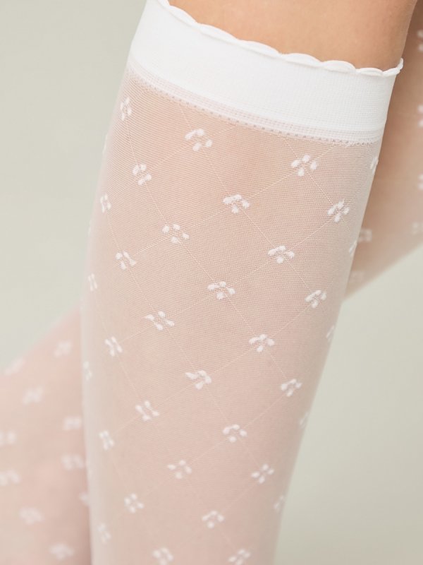 Stylowe podkolanówki VIOLA marki Conte to delikatny dodatek dla dziewczynek. Wzór „diamentowe kropki” i brzeg z pikotkami nadają im uroku i lekkości.